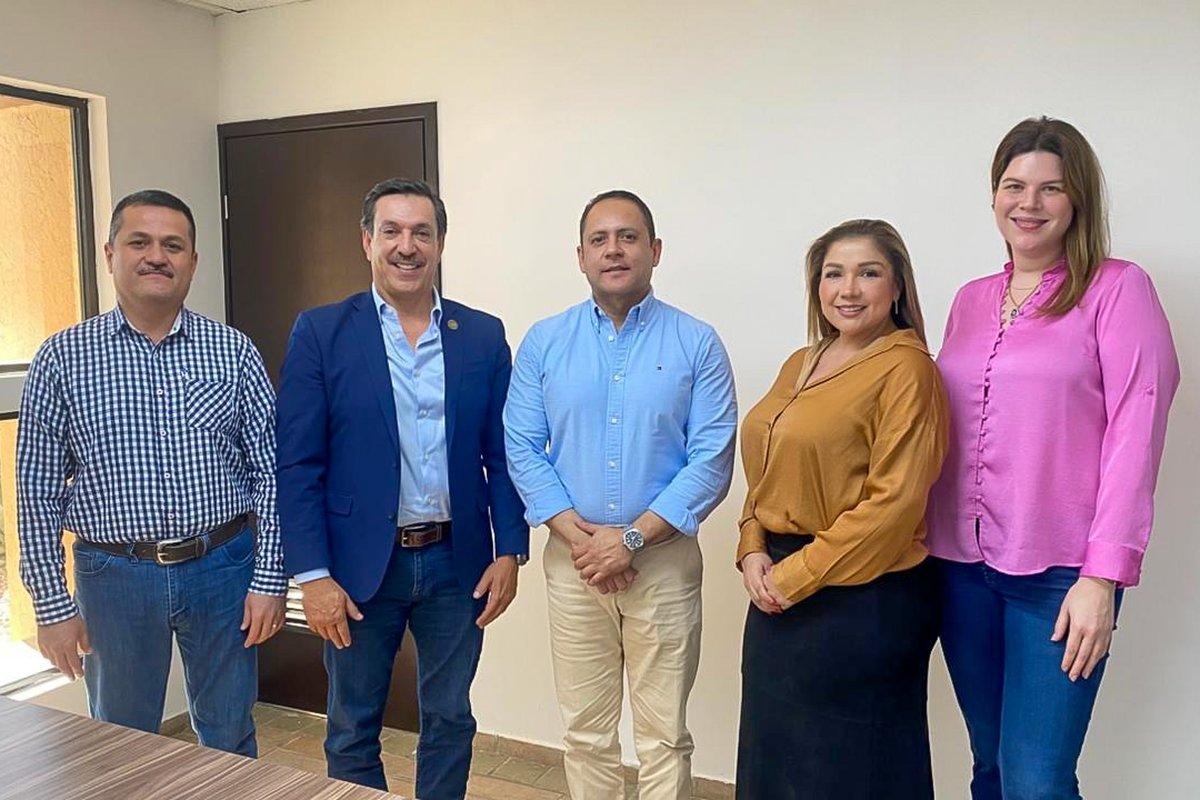 transparenteSon's tweet photo. En Transparencia para el Pueblo de Sonora sostuvimos un encuentro con el diputado @DavidFigueroaO, Presidente de la Comisión de Transparencia del @CongresoSon, para ver acciones que fortalezcan la #Transparencia y el derecho de acceso a la información.
#TierraDeOportunidades https://t.co/8hEvQMqyI9