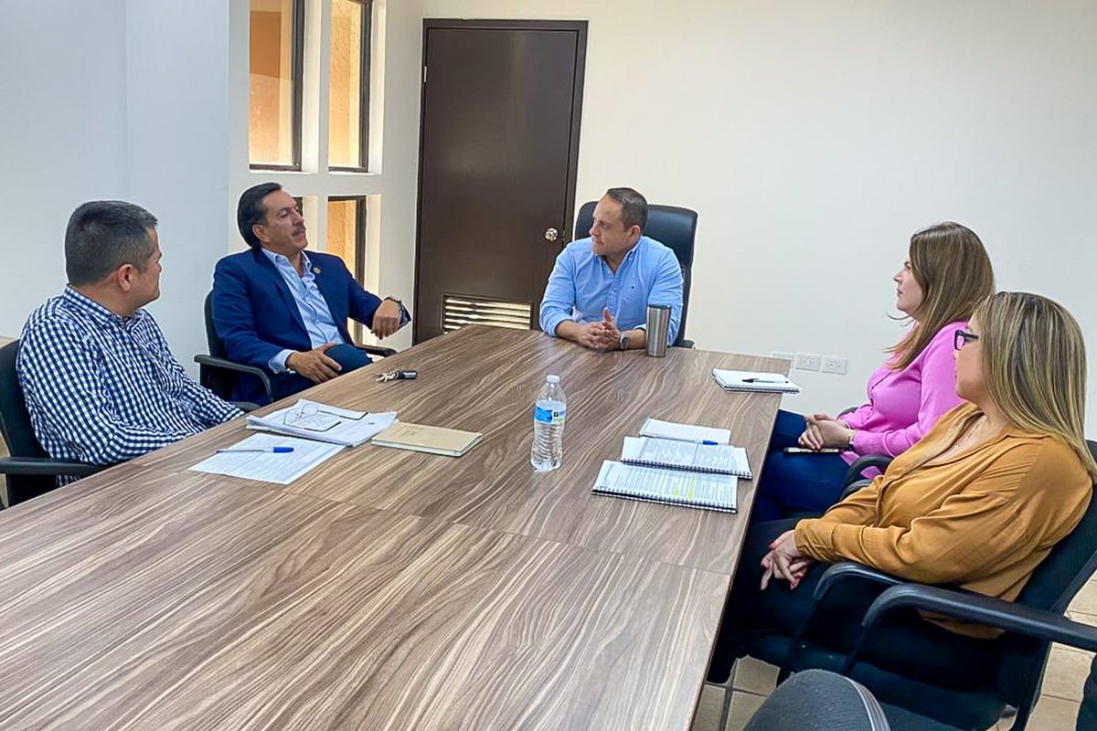 transparenteSon's tweet photo. En Transparencia para el Pueblo de Sonora sostuvimos un encuentro con el diputado @DavidFigueroaO, Presidente de la Comisión de Transparencia del @CongresoSon, para ver acciones que fortalezcan la #Transparencia y el derecho de acceso a la información.
#TierraDeOportunidades https://t.co/8hEvQMqyI9