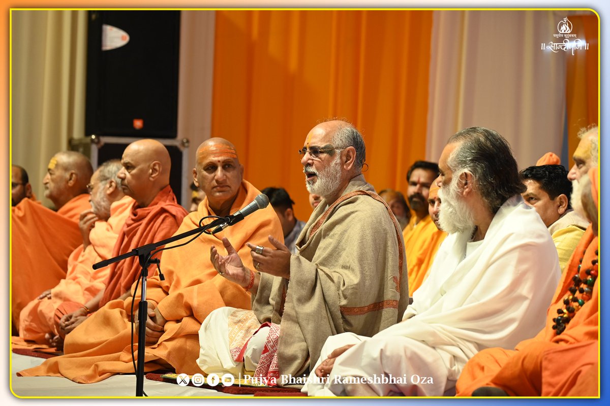ShriHariMandir's tweet photo. ९५वें श्रीगुरुकार्ष्णि गोपाल जयन्ति महोत्सव में द्वितीय दिवस पर अपराह्न सत्र में हजारों भक्तों ने पूज्य संतों के द्वारा हुए उद्बोधन का लाभ लिया तथा कार्ष्णि पीठाधीश्वर पूज्य गुरुशरणानंदजी महाराजजी के सान्निध्य में पूज्य भाईश्री के द्वारा प्रवचन हुआ। @PPBhaishri 

#Ramanreti https://t.co/ev9xFoSu2e