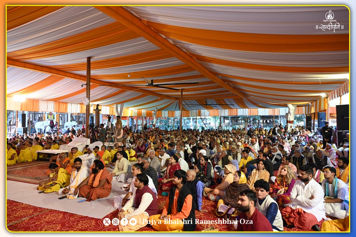 ShriHariMandir's tweet photo. ९५वें श्रीगुरुकार्ष्णि गोपाल जयन्ति महोत्सव में द्वितीय दिवस पर अपराह्न सत्र में हजारों भक्तों ने पूज्य संतों के द्वारा हुए उद्बोधन का लाभ लिया तथा कार्ष्णि पीठाधीश्वर पूज्य गुरुशरणानंदजी महाराजजी के सान्निध्य में पूज्य भाईश्री के द्वारा प्रवचन हुआ। @PPBhaishri 

#Ramanreti https://t.co/ev9xFoSu2e