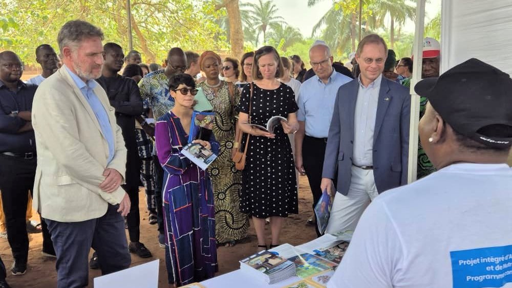 UEauBenin's tweet photo. Visite de terrain de l’#EquipeEurope à #Abomey : les Ambassadeurs européens 🇪🇺🇩🇪🇧🇪🇫🇷🇳🇱🇱🇺 touchent du doigt les résultats des #cantines scolaires, à travers le Programme conjoint #PAM #UNICEF (#PiASN) qui permet d’assurer aux enfants un accès #durable à une #alimentation saine. https://t.co/ioox9h09eC