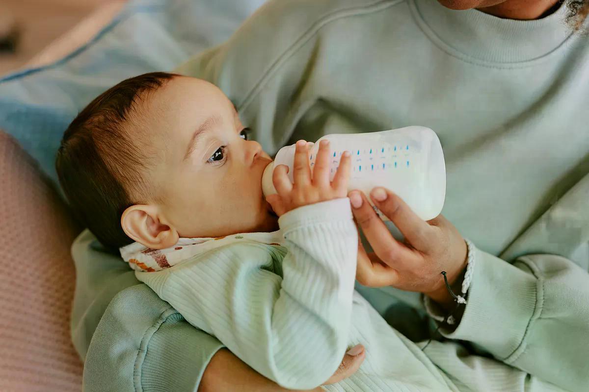 elmundosalud's tweet photo. 13 bebés fueron hospitalizados en España por la leche de fórmula contaminada y Europa dice que el riesgo ya es "bajo" pero que "podrían producirse más casos" https://t.co/lR7yUUmHgP https://t.co/RbIgyn0xKa