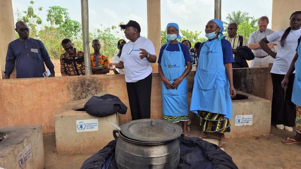 UEauBenin's tweet photo. Visite de terrain de l’#EquipeEurope à #Abomey : les Ambassadeurs européens 🇪🇺🇩🇪🇧🇪🇫🇷🇳🇱🇱🇺 touchent du doigt les résultats des #cantines scolaires, à travers le Programme conjoint #PAM #UNICEF (#PiASN) qui permet d’assurer aux enfants un accès #durable à une #alimentation saine. https://t.co/ioox9h09eC