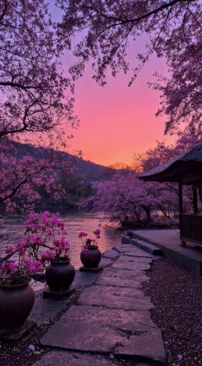 Nature is painting for us, day after day, pictures of infinite beauty.

John Ruskin