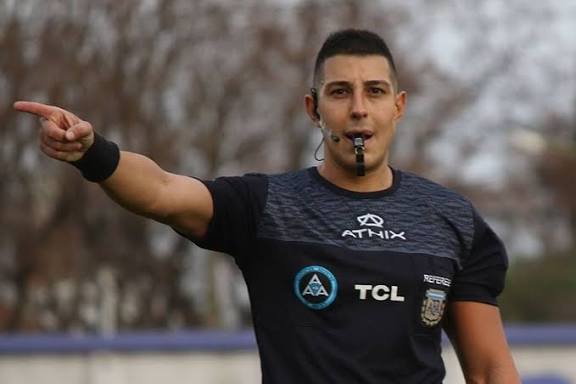 ⚖️🇦🇹 ÁRBITROS CONFIRMADOS

Juan Cruz Robledo será el juez principal para la segunda fecha ante Almagro.

Estará acompañado por Juan Manuel González y Lucas Vázquez como asistentes, mientras que Nicolás Kresta será el cuarto árbitro.