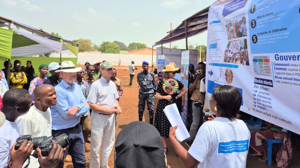 UEauBenin's tweet photo. Visite de terrain de l’#EquipeEurope à #Abomey : les Ambassadeurs européens 🇪🇺🇩🇪🇧🇪🇫🇷🇳🇱🇱🇺 touchent du doigt les résultats des #cantines scolaires, à travers le Programme conjoint #PAM #UNICEF (#PiASN) qui permet d’assurer aux enfants un accès #durable à une #alimentation saine. https://t.co/ioox9h09eC
