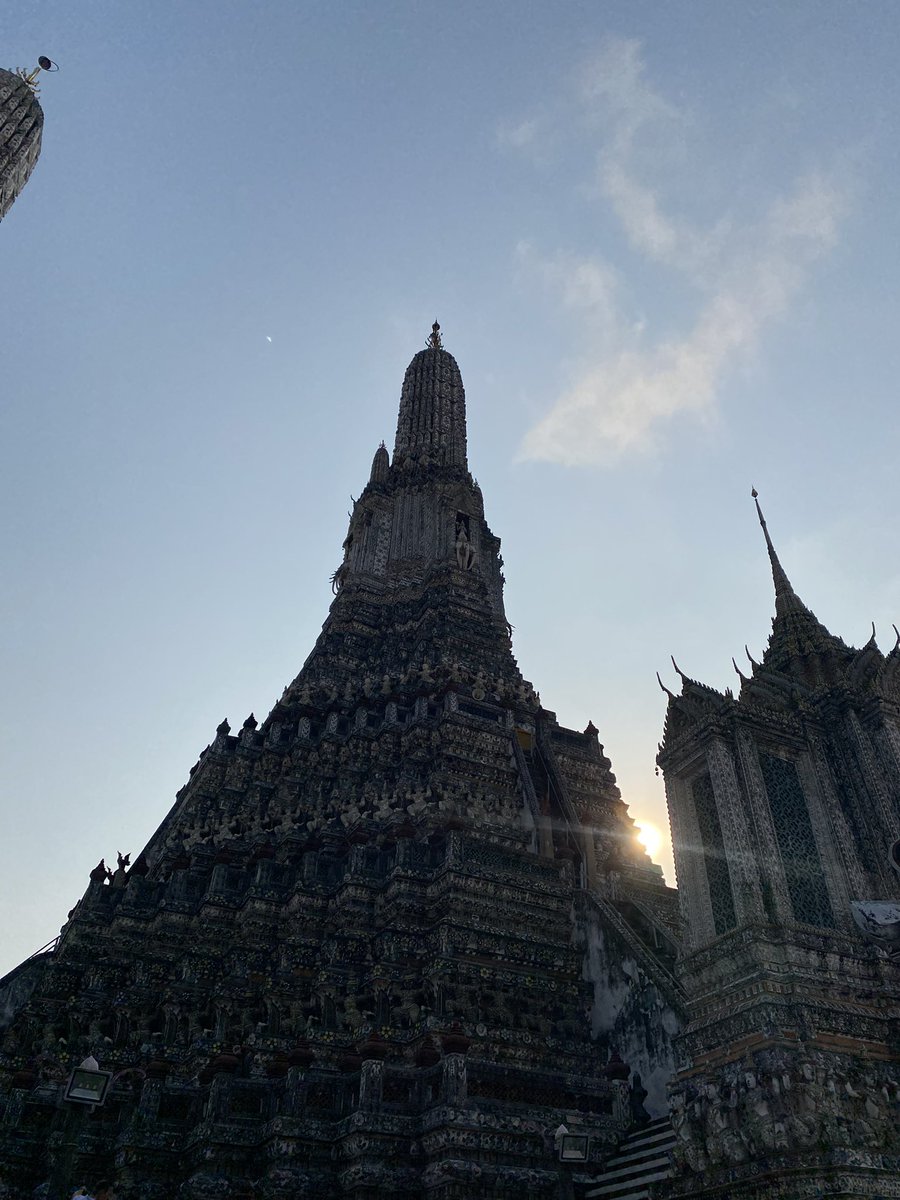 พลังงานของวัดอรุณ คือ การล้างพลังงานเสียและอารมณ์เก่า พลังการเปลื่ยนผ่าน และพลังของการป้องกัน

เมื่อก้าวเข้าสู้พื้นที่วัด จะสัมผัสได้ถึงความเบาสบาย ยอดพระปรางที่เหมือนเสารับสัญญาณจากจักรวาล เปลื่ยนถ่ายสู่พื้นโลก จากฐานพระปรางค์ลงสู่แม่น้ำเจ้าพระยา 

พลังงานหยิน พลังงานจันทรา =