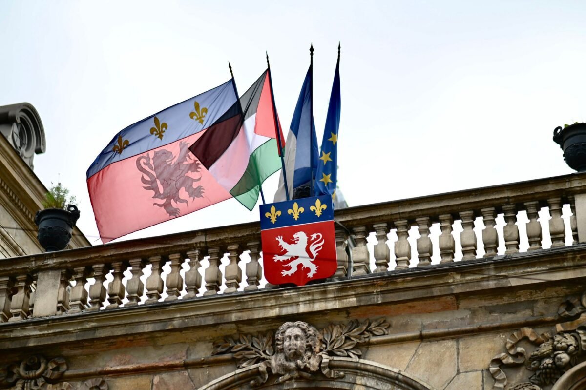 simon_moos_'s tweet photo. Le maire de Lyon, @Gregorydoucet, souhaite interdire la marche en hommage à Quentin, jeune Français assassiné dans sa ville.

Le même maire avait pourtant hissé le drapeau palestinien sur le fronton de sa mairie.

Ils préfèrent les ennemis de la France à nos propres enfants.