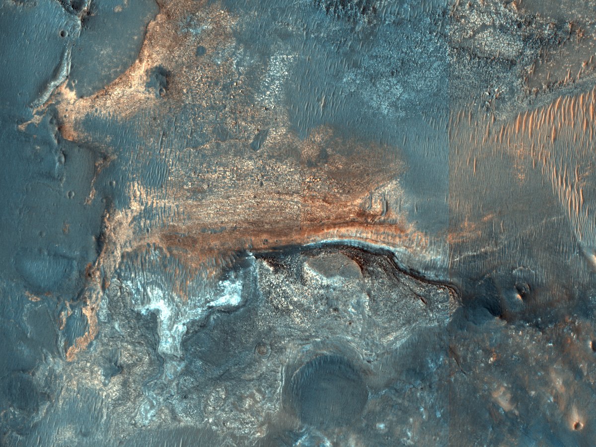 HiRISE's tweet photo. HiPOD: Lavas over Clay-Rich Terrain

To human eyes, the surface of Mars appears as various shades of red, but HiRISE is also sensitive to near-infrared light and can distinguish subtle differences in surface composition, especially in complex terrains.

https://t.co/cvneAIwt0K https://t.co/XDtntunDrx