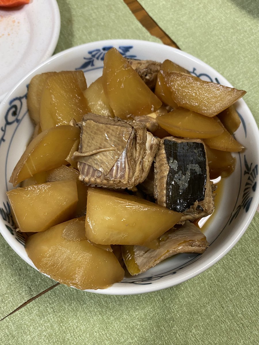 昨日は妹と道後。松山の鯛めし、好きな餡選んで坊っちゃん団子（せっかく同じ配色なのに順番間違った…←いちごミルク、ずんだ、レモン）、金賞コロッケ。業スーで「赤エイ煮物に最適！」というのを見て大根と炊いてみた。美味しくできた。関東ではあまり食べないみたい。