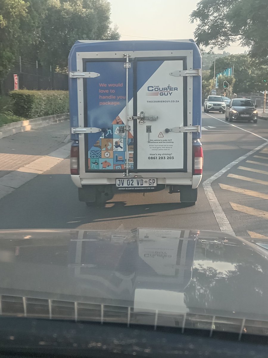 Keegan_GP's tweet photo. @TheCourierGuy_  your vehicle's rear brake lights are not working. The number on the back does not answer https://t.co/fum8BwVgdU