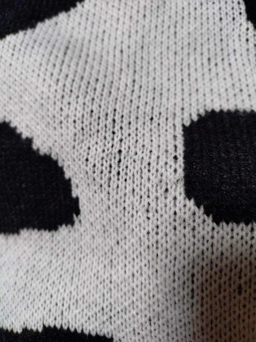 h_2008_y's tweet photo. 毛糸がほつれていて
検索したら、表側のほつれを裏側にする方法を試してみた
これで出品して良いのかな😅 https://t.co/PJyqqzUxwt