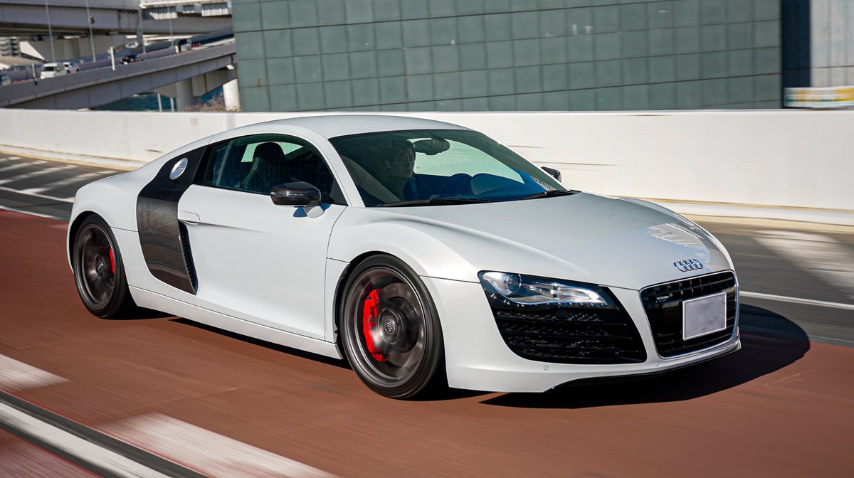 Daisuke_lvlori's tweet image. アウディ R8 マニュアル仕様車の解説動画が公開！
2009年式には見えない先進的で流麗なデザインに、ドライビングの本能を掻き立てるシンプルで機能的なコックピット…今では希少なNA大排気量エンジンを贅沢に味わえる車両です。

動画はこちら👇
youtu.be/nSARaYnZULE

#TOPRANK @TOPRANK_JAPAN