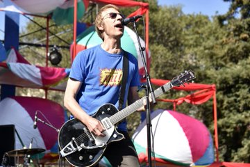 ProfesorJonk's tweet image. "Creo que nunca nos hemos tomado nada en serio, ¡incluida la vida!".
Mark Arm.
🎂
Una de las personas más influyentes de la escena Grunge (se le atribuye ser el primero en utilizar el término).
Somos fans de @mudhoney.
#MarkArm #musica #grunge
youtube.com/watch?v=yun1Il…