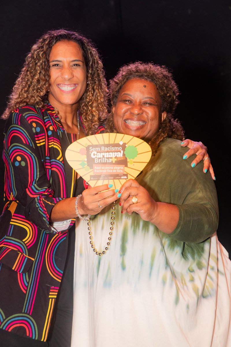 TEM FILHA DE POBRE VIRANDO DOUTORA!👩🏾‍🎓

Agora vocês já podem chamar @macaeevaristo de doutora também.
Mais uma mulher negra que chega à academia e conquista esse título.

Somos, sim, os sonhos mais ousados dos nossos ancestrais. Seguimos na luta por mais de nós em todos os espaços