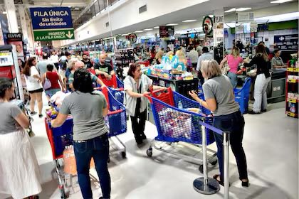 atlanticsurff's tweet photo. A ver qué tal anda el paro? Carrefour 13:07. En tu cara CGT golpista. 👇👊😭✌🏿 https://t.co/TOugRBBmP2