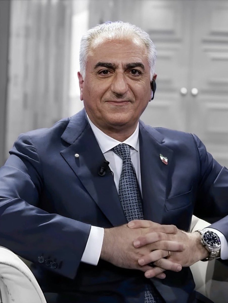 kousarjoyenda's tweet image. کل توییتر باید پر بشه از عکس این مرد جاوید شاه ❤️✌🏻👑
#KingRezaPahlavi 
#IranMassacre 
#IranRevolution2026