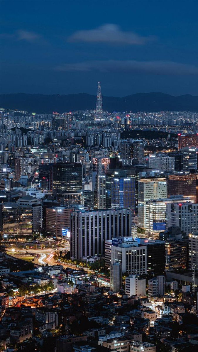 df07xc's tweet photo. City lights, quiet thoughts, and a little magic in the dark 🌃✨ #NightVibes #CityLights #AfterDark #MidnightMood #NightScenery #UrbanGlow #LateNightFeel https://t.co/XPL4OGQMdr