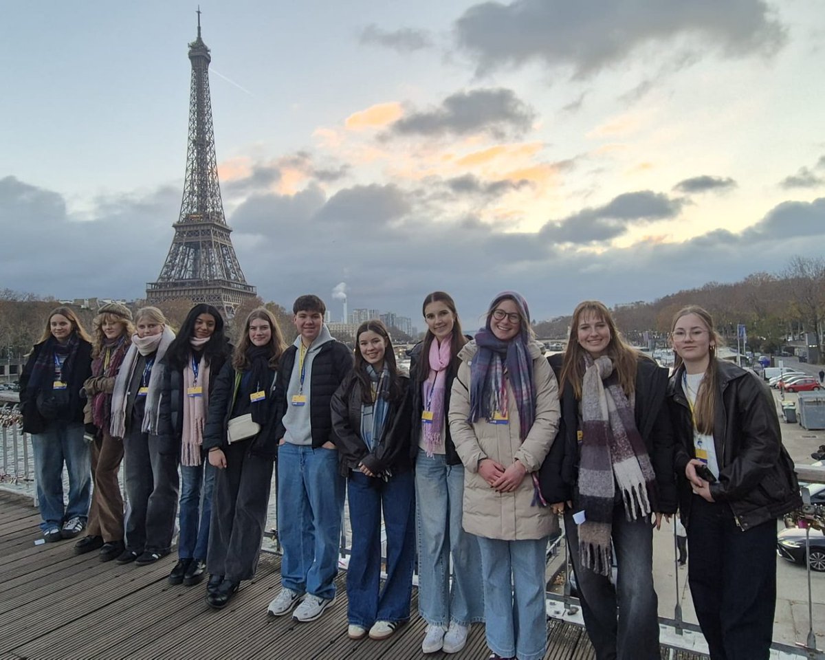 PIEpartir's tweet photo. [Accueil] Notre groupe de jeunes australiens a visité "la Dame de Fer" pendant l'orientation à Paris.

Vous souhaitez partager votre culture avec un jeune étranger ? Nous cherchons des familles d'accueil pour des lycéens qui arrivent en août.

https://t.co/XmOtJOB4RN https://t.co/v6URTt34ah