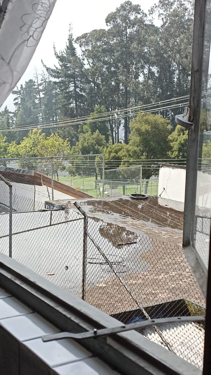 jdnicolalde's tweet photo. Atención @ElectricaQuito en el techo del cuarto de máquinas de la subestación Belisario Quevedo (Martín de Utreras y José Valentín, sector Las Casas) se encuentra agua empozada que además está produciendo filtraciones con daños a casas contiguas. Su ayuda, gracias. https://t.co/FKOU5L2OzX