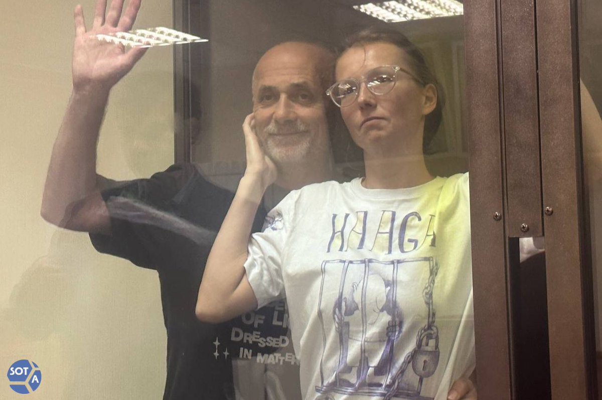 nadyariot's tweet image. в заключении умер политзаключенный художник Саша Доценко. Сашу и его жену Асю приговорили за листовки "путина на виселицу"

я работала с парой, размещая их работы в крупнейших музеях современного искусства по миру - чтобы они чувствовали, что не похоронены заживо в колонии