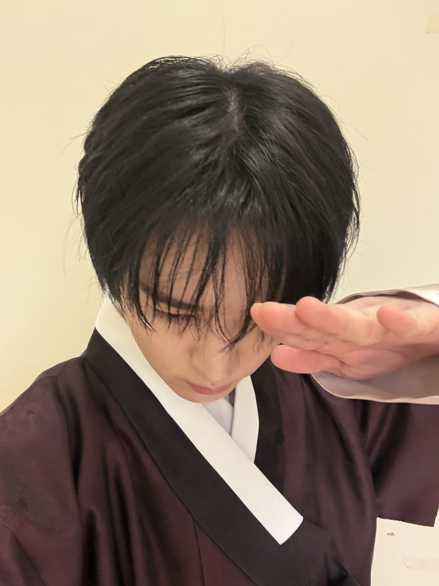 ivanblackpink's tweet image. wallpaper / homescreen ᢉ𐭩 
last song i listened to ᢉ𐭩 
last saved idol ᢉ𐭩 
five mutuals who should do the same:
@4inniee @beomnixx @feat_clau @553soobs @iluvyhoon