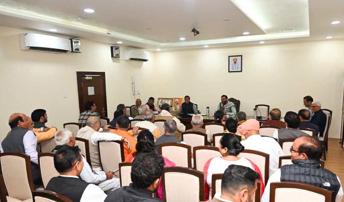 आज संत कबीर कुटीर में आयोजित विधायक दल की बैठक में माननीय मुख्यमंत्री श्री <a href="/NayabSainiBJP/">Nayab Saini</a> जी के मार्गदर्शन में सहभागिता करते हुए प्रदेशभर में चल रहे विकास कार्यों की प्रगति की विस्तृत समीक्षा की।

बैठक के दौरान जनहित से जुड़े विषयों पर गंभीर चर्चा हुई तथा विकास योजनाओं को ज़मीनी