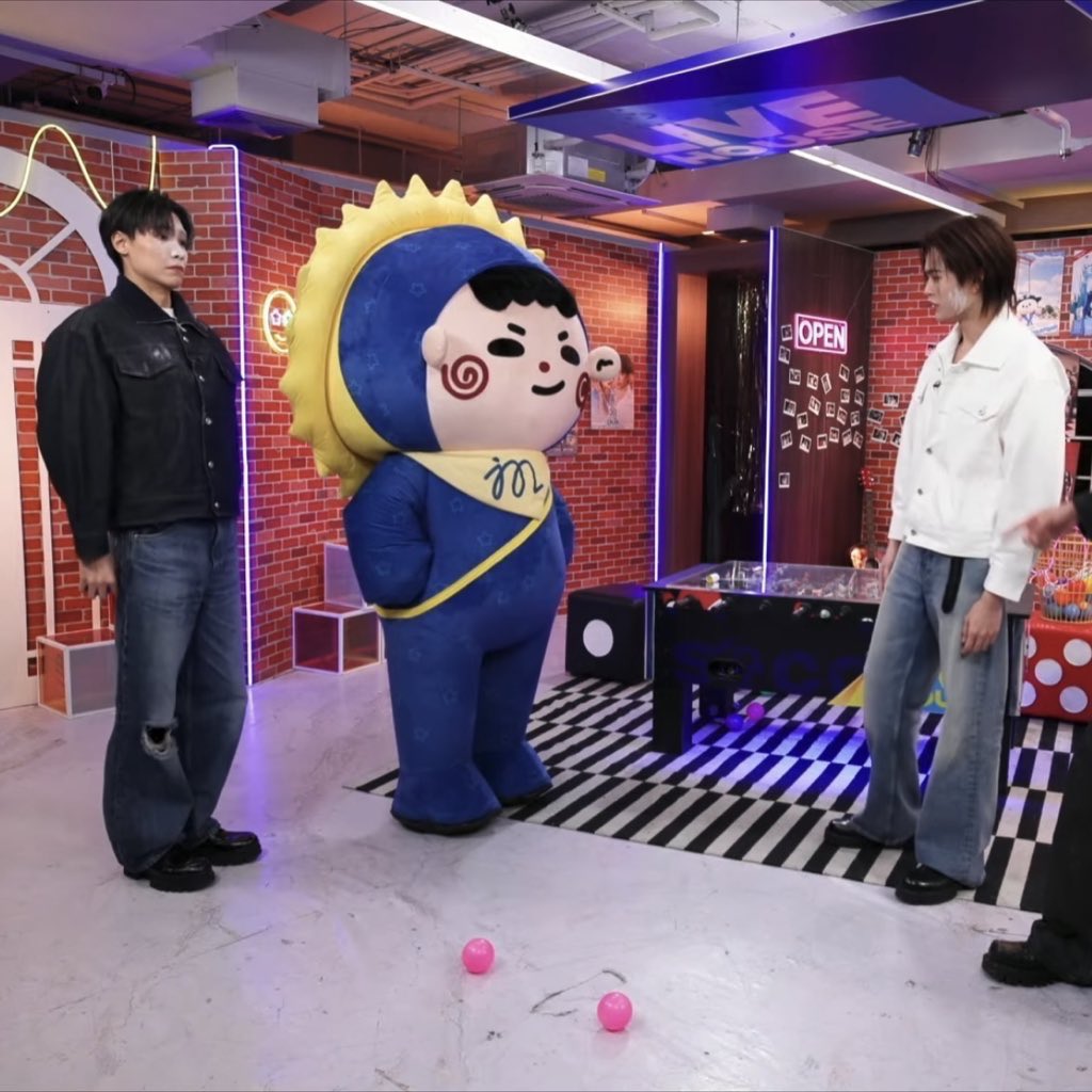 " ที่รัก เค้าเปล่า "   " โม่เปล่า แด๊ดตั้งหาก "

เหมือนไปทำอารับผิดมาแล้วเจอด๊าก็สารภาพเลยไม่ต้องให้ถาม 55555555555555555555555555555555555555555 น้องม้าคเลี้ยงลูกสองคนเลยหรอ 5555555555555555555

แด๊ด(ลูกคนโต)         ลูกคนเล็ก                        ด๊า