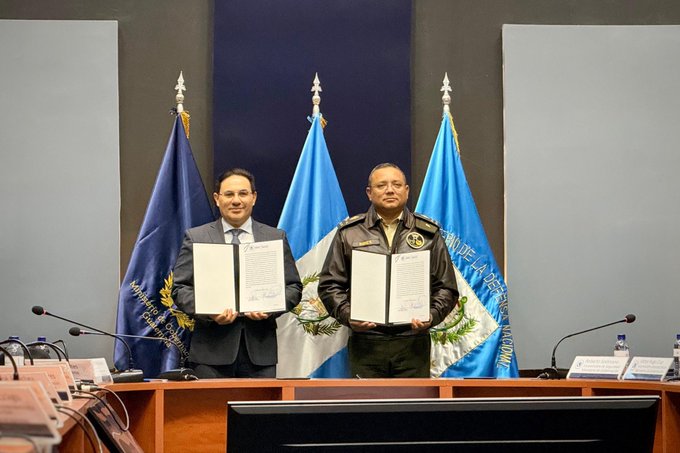 El Ministerio de Gobernación y el de la Defensa Nacional firmaron un convenio para dar inicio administrativo a la construcción de una cárcel de alta seguridad🏗️

Con esto se busca fortalecer el sistema penitenciario y el control de reos de alta peligrosidad⚖️

📷: <a href="/Ejercito_GT/">Ejército de Guatemala</a>