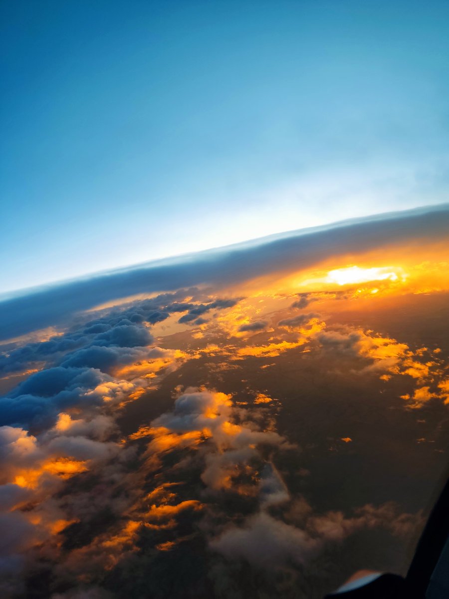 I fly airplanes. Keeping people connected, safely. ✈️