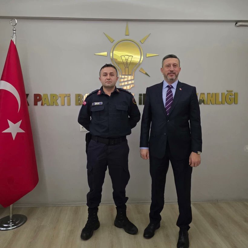 Bozüyük İlçe Jandarma Komutanı Bnb.Ahmet Çelik, AKP İlçe Başkanlığı'nı ziyaretinde parti amblemi önünde bu pozu vermiş.
Gitmişken üyelik formunu doldurmayı da unutmasaydı!