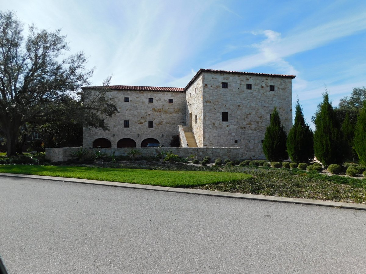 AppraiserActive's tweet photo. Noticed while taking photos of Comparable Sales. Currently listed at $11,000,000. Started at $12,995,000. On the market over 400 days. What do you think? https://t.co/P4V3lqLfaO