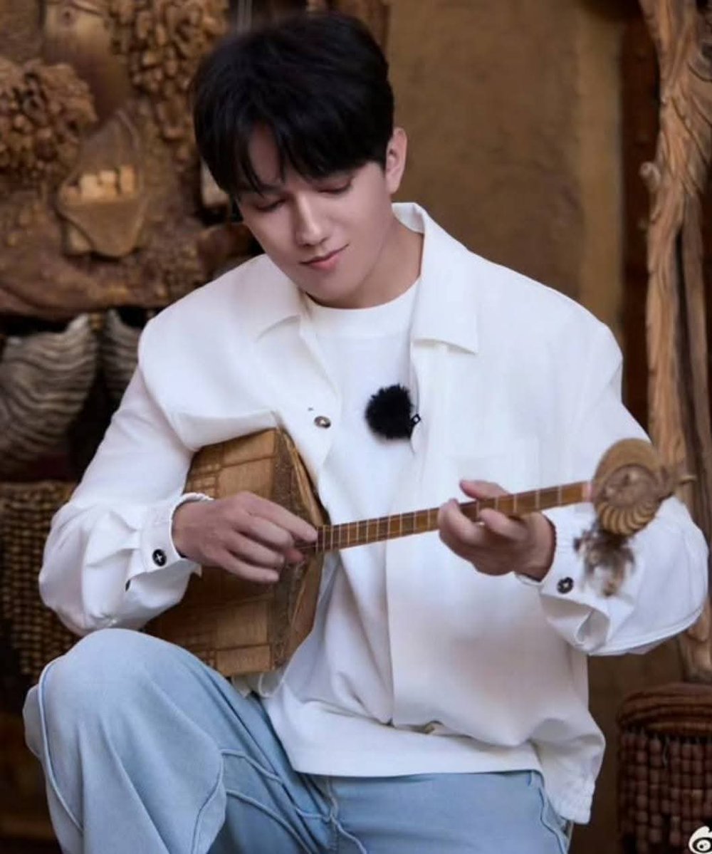 #Gashyqtyq
#DimashQudaibergen

En un océano de sentimientos poderosos,
en el campo de batalla del amor, soy un guerrero derrotado.