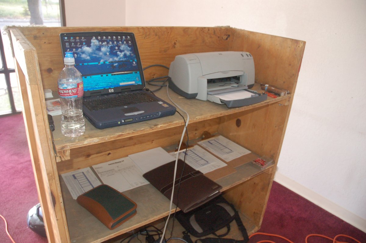 ExpressMovingCA's tweet photo. Throwback
2008
The housing market is collapsing.
Most people panic.
Ben Durham opens a moving company in Bakersfield.
Office budget?
This was his desk for 6 months.
No investors. No fancy setup. Just grit.
Built in a recession. Still moving strong. 💪
#ThrowbackThursday https://t.co/485SaCxL0L