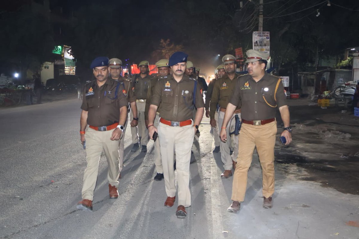 auraiyapolice's tweet photo. #UPPolice
#foot_patrolling
पुलिस अधीक्षक औरैया व अपर पुलिस अधीक्षक औरैया द्वारा जनपद की कानून व्यवस्था को प्रभावी व सुदृढ़ बनाये रखने के दृष्टिगत कोतवाली औरैया पुलिस बल के साथ कोतवाली औरैया क्षेत्र के मुख्य चौराहों, बाजार, मंदिर, बस स्टैण्ड तथा सार्वजनिक/भीड़भाड़ वाले स्थानों पर पैदल गस्त करते हुए संदिग्ध व्यक्ति/वाहनों को चेक किया व लोगों से संवाद करके उनको सुरक्षा के प्रति आश्वस्त किया गया।