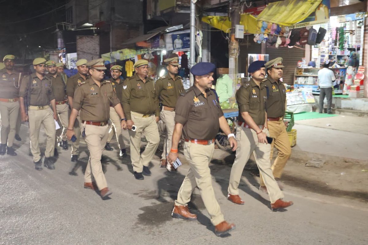 auraiyapolice's tweet photo. #UPPolice
#foot_patrolling
पुलिस अधीक्षक औरैया व अपर पुलिस अधीक्षक औरैया द्वारा जनपद की कानून व्यवस्था को प्रभावी व सुदृढ़ बनाये रखने के दृष्टिगत कोतवाली औरैया पुलिस बल के साथ कोतवाली औरैया क्षेत्र के मुख्य चौराहों, बाजार, मंदिर, बस स्टैण्ड तथा सार्वजनिक/भीड़भाड़ वाले स्थानों पर पैदल गस्त करते हुए संदिग्ध व्यक्ति/वाहनों को चेक किया व लोगों से संवाद करके उनको सुरक्षा के प्रति आश्वस्त किया गया।