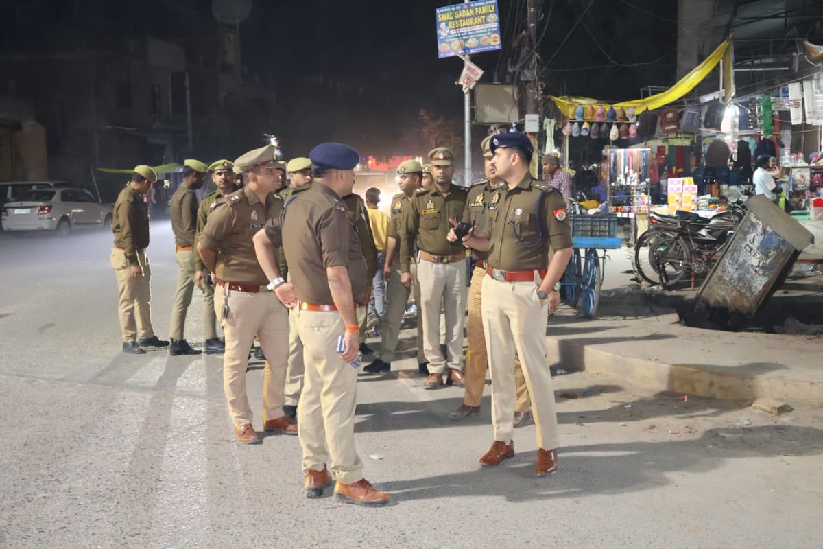 auraiyapolice's tweet photo. #UPPolice
#foot_patrolling
पुलिस अधीक्षक औरैया व अपर पुलिस अधीक्षक औरैया द्वारा जनपद की कानून व्यवस्था को प्रभावी व सुदृढ़ बनाये रखने के दृष्टिगत कोतवाली औरैया पुलिस बल के साथ कोतवाली औरैया क्षेत्र के मुख्य चौराहों, बाजार, मंदिर, बस स्टैण्ड तथा सार्वजनिक/भीड़भाड़ वाले स्थानों पर पैदल गस्त करते हुए संदिग्ध व्यक्ति/वाहनों को चेक किया व लोगों से संवाद करके उनको सुरक्षा के प्रति आश्वस्त किया गया।
