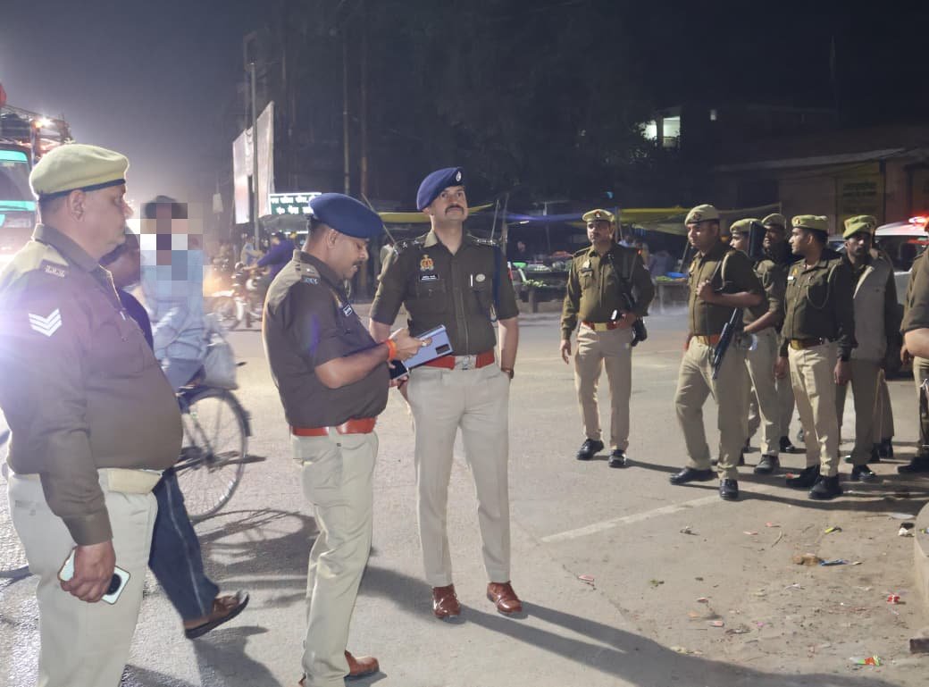 auraiyapolice's tweet photo. #UPPolice
#foot_patrolling
पुलिस अधीक्षक औरैया व अपर पुलिस अधीक्षक औरैया द्वारा जनपद की कानून व्यवस्था को प्रभावी व सुदृढ़ बनाये रखने के दृष्टिगत कोतवाली औरैया पुलिस बल के साथ कोतवाली औरैया क्षेत्र के मुख्य चौराहों, बाजार, मंदिर, बस स्टैण्ड तथा सार्वजनिक/भीड़भाड़ वाले स्थानों पर पैदल गस्त करते हुए संदिग्ध व्यक्ति/वाहनों को चेक किया व लोगों से संवाद करके उनको सुरक्षा के प्रति आश्वस्त किया गया।