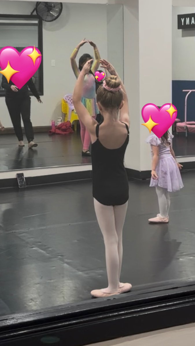 The pink tights, black leotard, hair in tight bun. If dance moms taught me one thing it was how to dress my daughter for ballet class😌