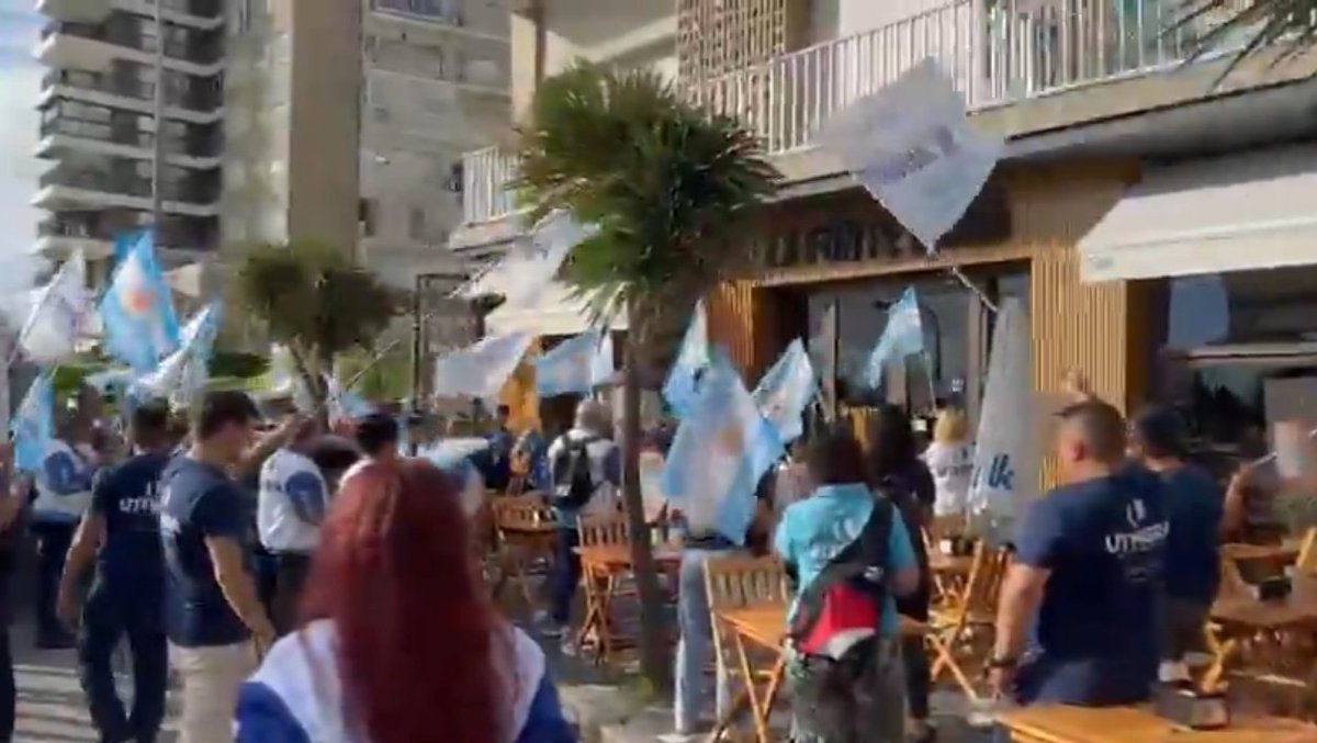 "Los sindicalistas argentinos son peores que una amante despechada"
Ronald Reagan 

La Fonte D'Oro Varese, abierta y con clientes disfrutando mientras estos gremialistas infelices con menos cerebro que vida cacareando.
#ParoGeneral