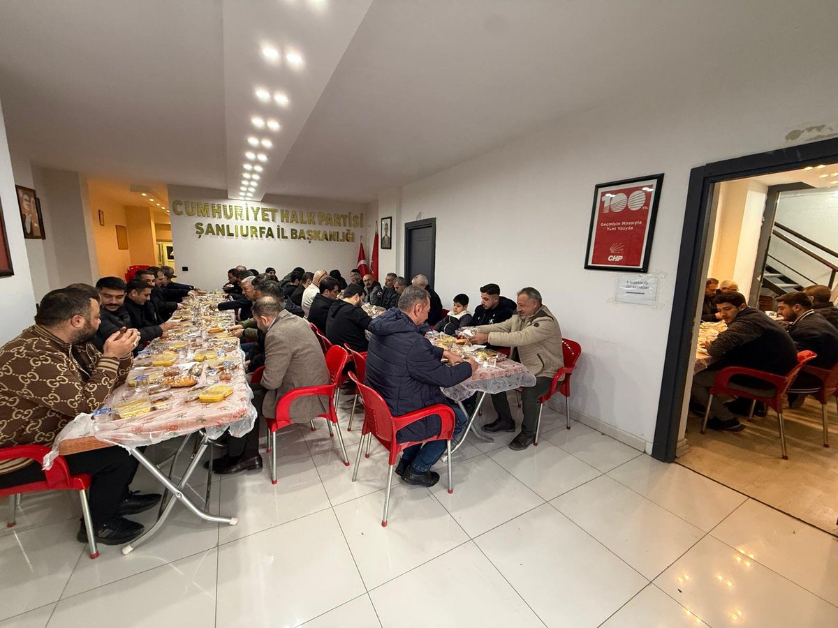 sanliurfa_chp's tweet photo. Mübarek Ramazan ayının ilk gününde,  Şanlıurfalı hemşehrilerimizle İl Başkanlığımızda kurduğumuz iftar sofrasında bir araya geldik.
Bu mübarek ayın; kentimize, ülkemize ve tüm İslam âlemine hayırlar getirmesini temenni ediyorum.
Hayırlı Ramazanlar… 🌙

#ramazan #Ramadan2026 https://t.co/mQqZ7PPB6I