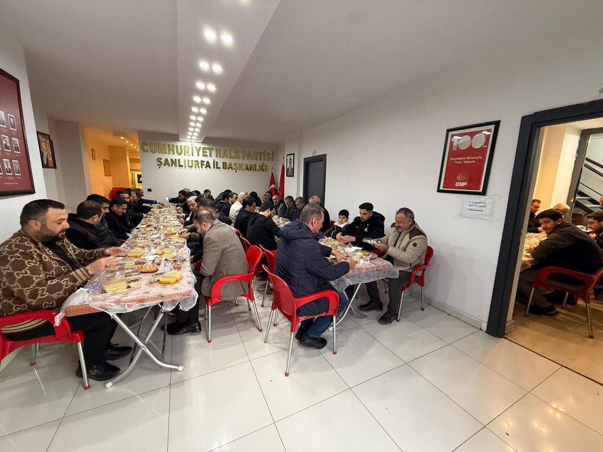 sanliurfa_chp's tweet photo. Mübarek Ramazan ayının ilk gününde,  Şanlıurfalı hemşehrilerimizle İl Başkanlığımızda kurduğumuz iftar sofrasında bir araya geldik.
Bu mübarek ayın; kentimize, ülkemize ve tüm İslam âlemine hayırlar getirmesini temenni ediyorum.
Hayırlı Ramazanlar… 🌙

#ramazan #Ramadan2026 https://t.co/mQqZ7PPB6I