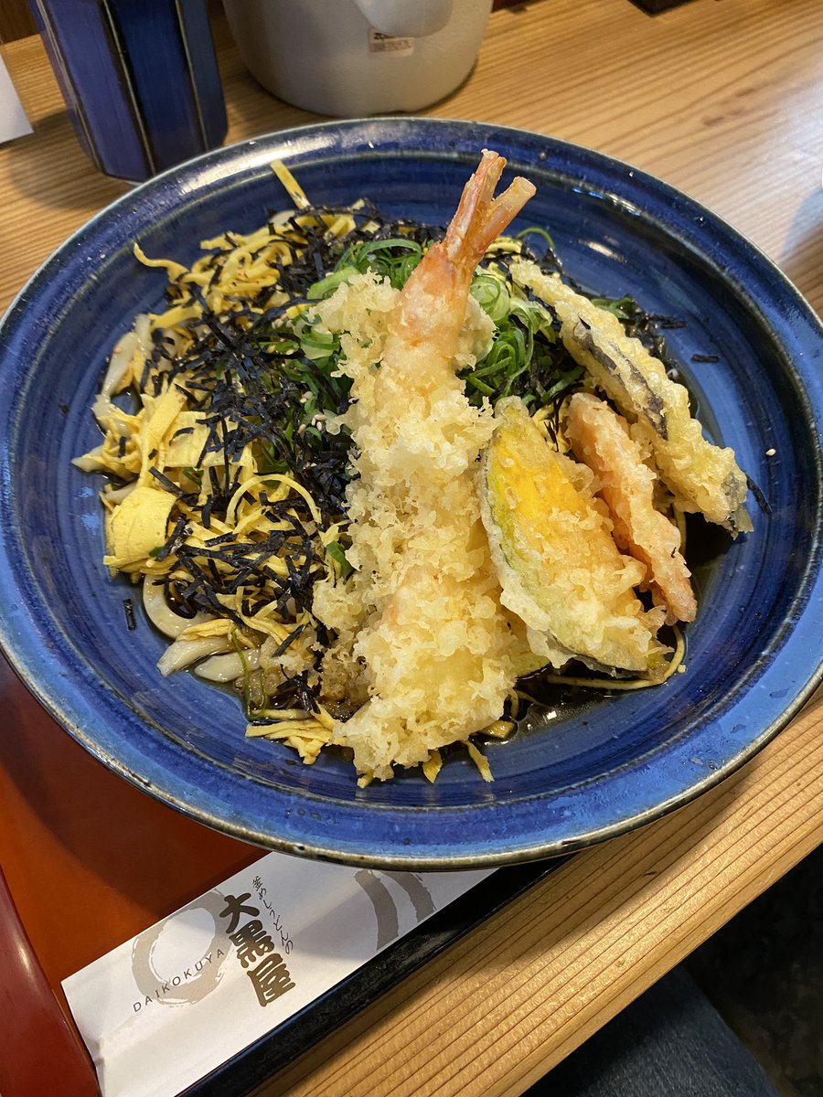 今日はいつものうどん屋（昨日は定休日だった）。やっぱり定番！ 天ぷらは汁を吸っちゃうからない方がいいと前回思ったけど、天つゆみたいにして使わなければ大丈夫だった。けどこのメニューは天ぷらより天かすなのかもしれないな…とも思った。美味しい大好き🥰