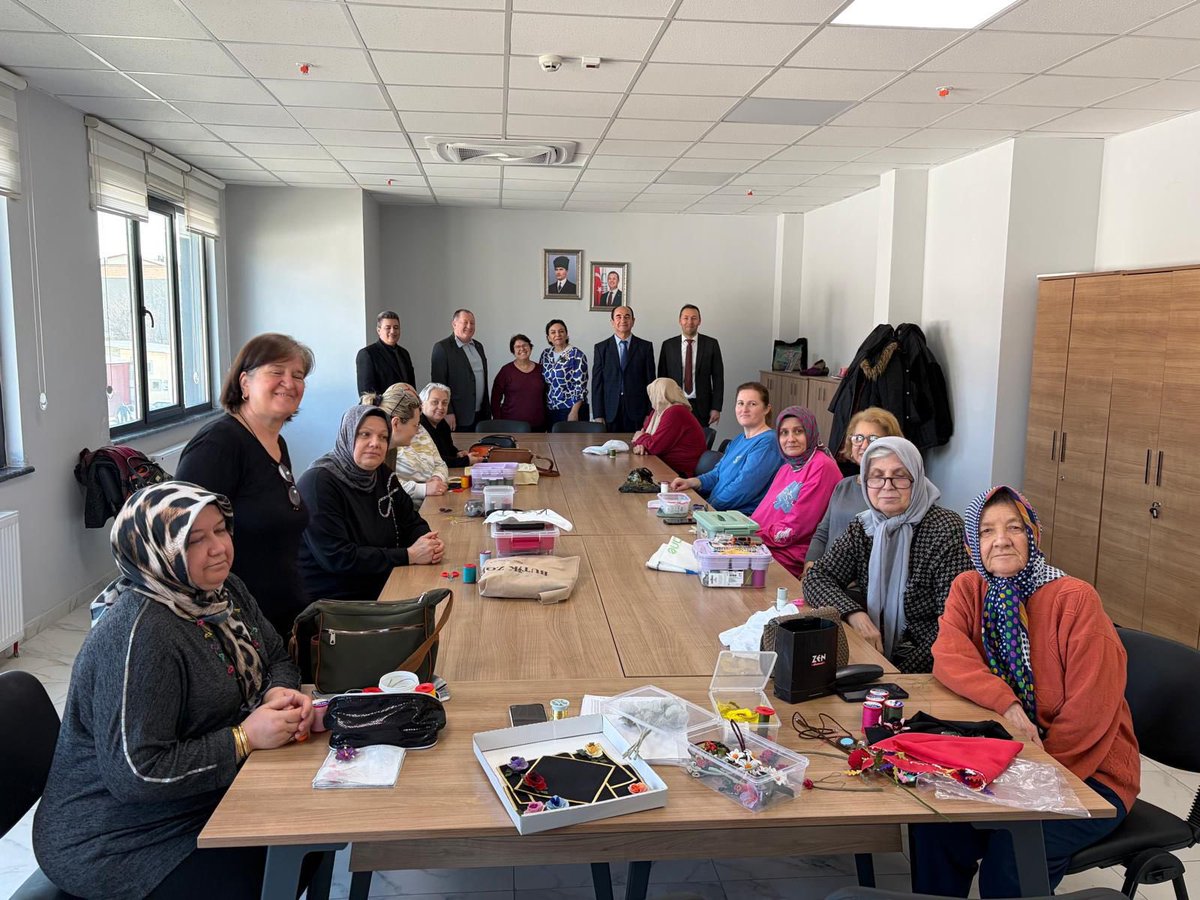 İl Müdürümüz Sayın Neslihan VURUCU, Gönen Kaymakamımız Sayın Ahmet ALTINTAŞ, İl Müdür Yardımcımız Erdinç BAYRAM ve İl Halk Kütüphanesi Müdür Yardımcımız Mehmet SARIBEY ile birlikte Gönen’deki İğne Oyası Kursumuzu ziyaret etti.