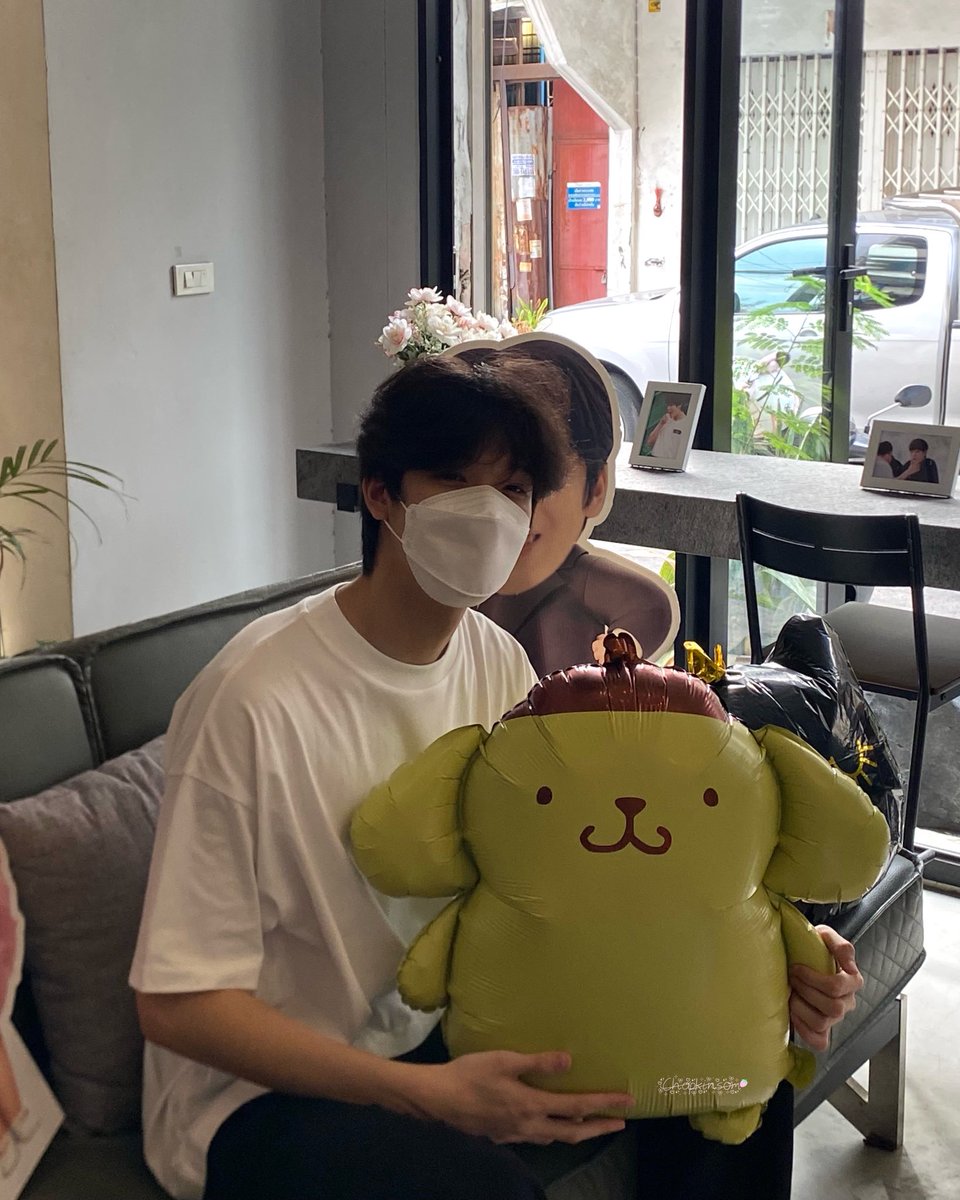 chopkinsom's tweet photo. ชั้นบอกฮีว่าขอถ่ายรูปแบบเจน Z หน่อย 📸
#JimbokJimbak26thBDay 💐

#26thHappyJimmyDay 
#จมอ่านว่าจอมอ  @jimmy_jimmoi https://t.co/yODD4YL5J7