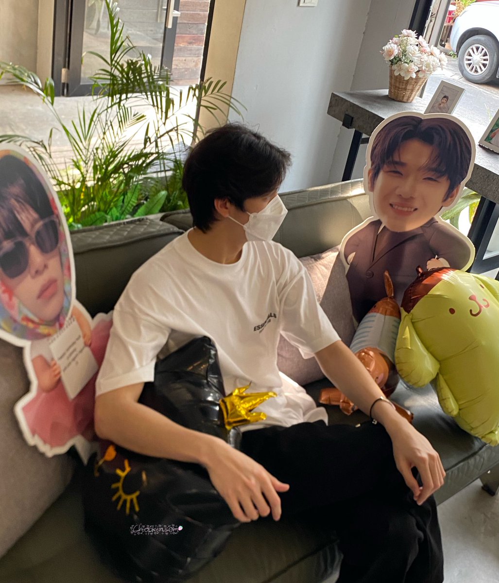 chopkinsom's tweet photo. ชั้นบอกฮีว่าขอถ่ายรูปแบบเจน Z หน่อย 📸
#JimbokJimbak26thBDay 💐

#26thHappyJimmyDay 
#จมอ่านว่าจอมอ  @jimmy_jimmoi https://t.co/yODD4YL5J7