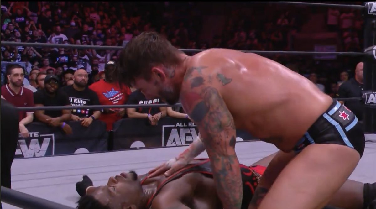 BernardCls's tweet photo. 🥹 Royce Keys dévoile une magnifique anecdote concernant sa mère, décédée en 2021, et CM Punk

🗣️ « Je me souviens d'un match contre CM Punk (chez AEW) un mois après la mort de ma mère, et il m'a dit : "Tout ça n'a aucune importance, ta mère est assise au premier rang ce soir." 

Après le match, il a fait le tombé sur moi et m'a tapoté la poitrine. Le surnom de ma mère était Nita, et il a dit : "Celle-ci est pour Nita", et j'ai complètement craqué. » [What’s Your Story]