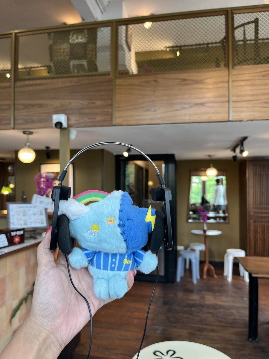 #ขอเท่แบบสกาย ใช้ koss porta pro อยู่ รู้สึกว่าโอเคมาก บางรีวิวบอกว่าเสียงลอดออกมาสำหรับเราไม่มีปัญหานั้นเลย ไม่เจ็บหู เสียงดี ใครไม่ชอบสายเหมือนมีรุ่นบลูทูธด้วย หาซื้อง่าย แต่ร้านไทยสีมีให้เลือกน้อย ถ้าสีสันหน่อยน่าจะต้องกดจากเว็บ ภาพรวมคือเลิ้บมาก คำเตือน ใส่แล้วระวังติดแอค😎🎧