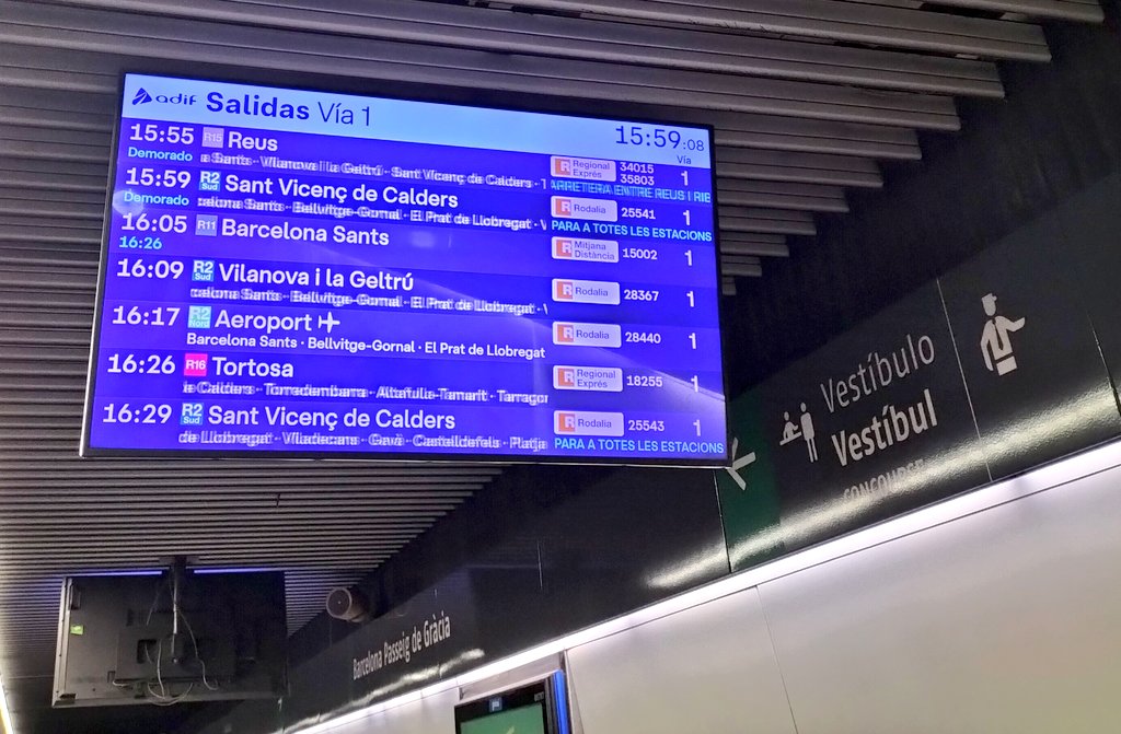 DCondeminas's tweet photo. 😡 Imatges dels panells "informatius" de la tercermundista estació de Rodalies RENFE de Passeig de Gràcia de Barcelona. S'anuncien demores de trens que MAI circularan, i cap previsió dels que ho faran es compleix. El maltracte és indecent. Som una colònia i toca pagar Atocha. https://t.co/8bJLJwpVjC