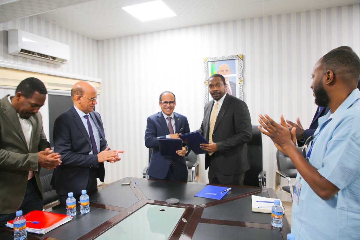 OIMMauritanie's tweet photo. Signature d'un accord de coopération entre l’OIM et l’@AgenceTechghil pour renforcer leur synergie. Ce partenariat soutiendra entre autres, la promotion d'une migration de travail régulière et l'engagement des parties prenantes de la migration de main-d’œuvre.

@EUPartnerships https://t.co/SgqPUKgCfK